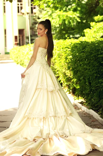 Νύφη με κομψό συνθέτουν σε λευκό φόρεμα — Φωτογραφία Αρχείου