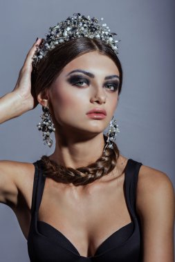 Kadın modeli ile profesyonel makyaj takı