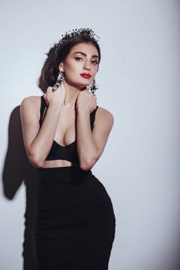 Kadın modeli ile profesyonel makyaj takı