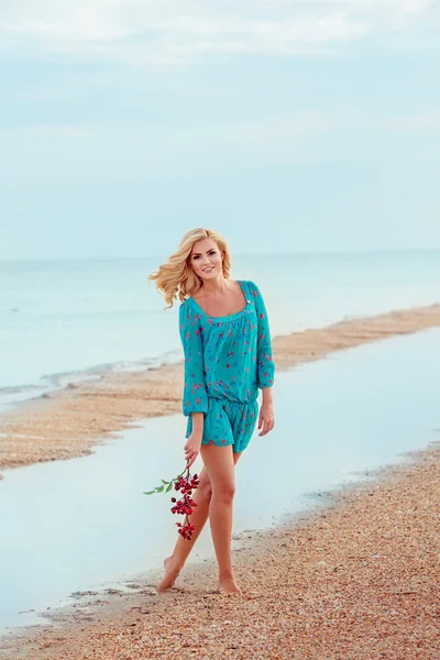 Bella ragazza in riva al mare — Foto Stock
