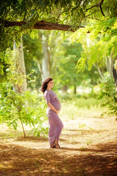 Mujer embarazada en jardín verde —  Fotos de Stock