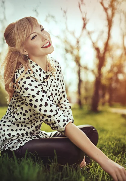 Jovem mulher no jardim da primavera — Fotografia de Stock