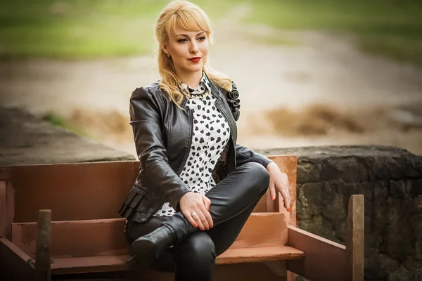 Femme assise sur un banc — Photo