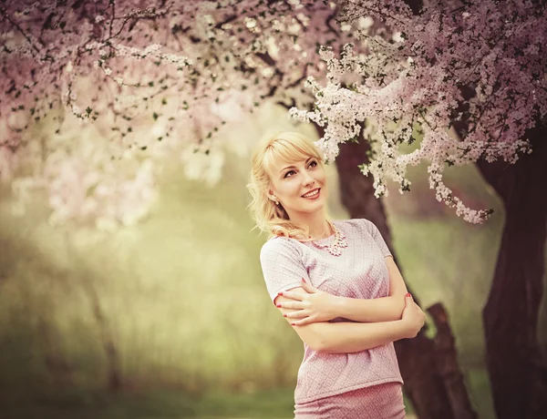 Donna in giardino primaverile — Foto Stock