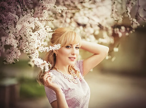 Mujer en jardín de primavera — Foto de Stock