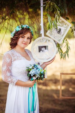 park içinde güzel bir gelin