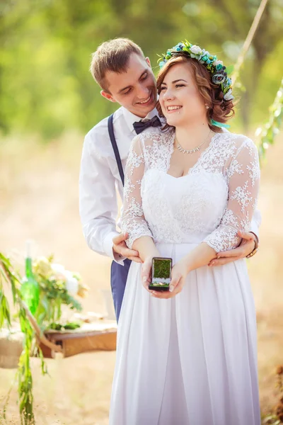 Novia y novio felices —  Fotos de Stock