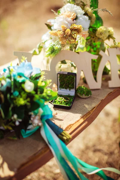 Anillos de boda en caja — Foto de Stock