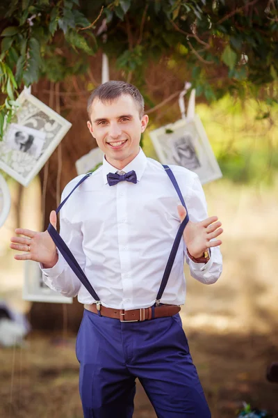 Lächelnder schöner Bräutigam — Stockfoto