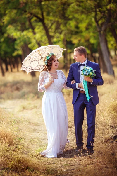 Noiva feliz e noivo — Fotografia de Stock