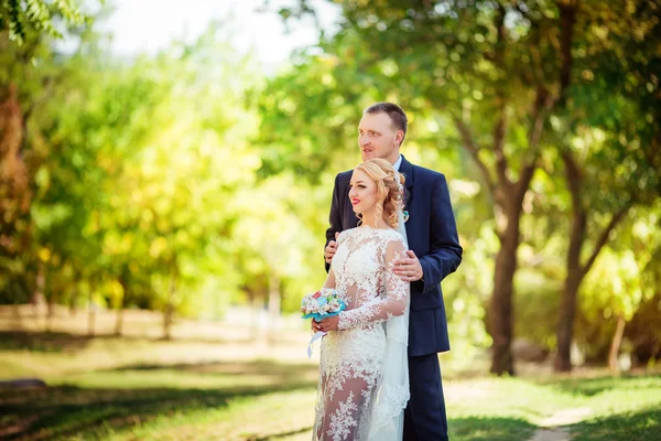 Felice sposa e sposo — Foto Stock