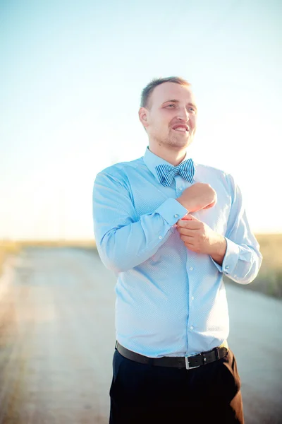 Smiling  Handsome groom — Stock Photo, Image
