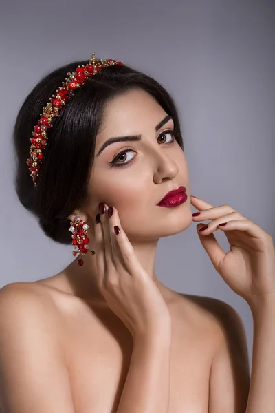 Hermosa mujer en corona de joyería — Foto de Stock