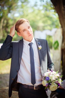 gülümseyen yakışıklı damat