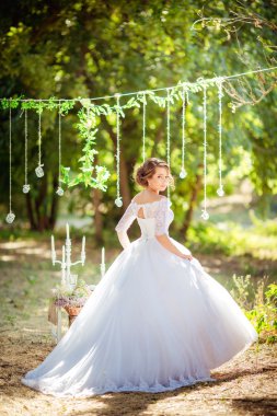 park içinde güzel bir gelin