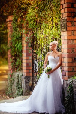 park içinde güzel bir gelin