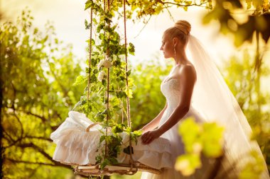 park içinde güzel bir gelin