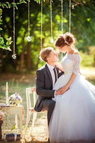 Glückliche Braut und Bräutigam — Stockfoto