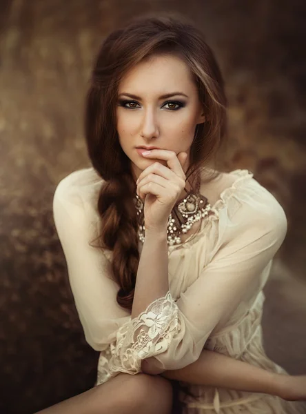 Vacker ung kvinna — Stockfoto