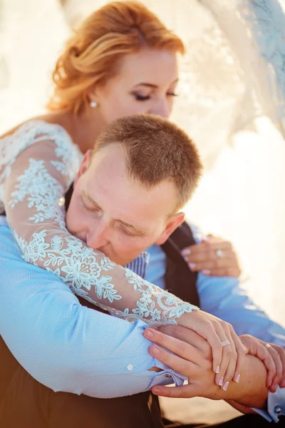 Novia y novio felices — Foto de Stock