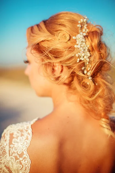 Невеста в белом платье — стоковое фото