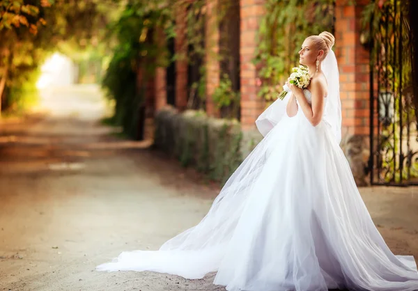 Beautiful bride in park — Stock Photo, Image