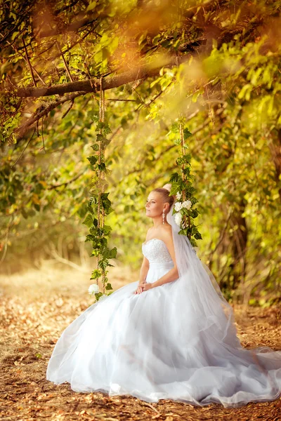 Mooie bruid in park — Stockfoto