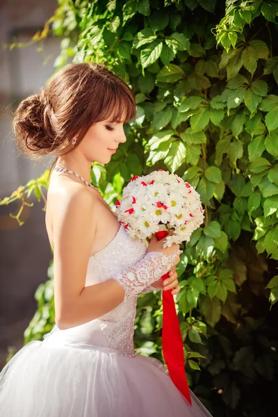 Beautiful bride in park — Stock Photo, Image