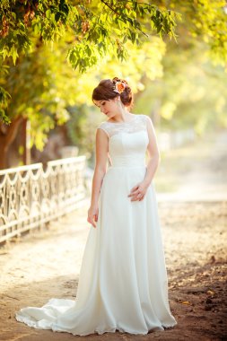 park içinde güzel bir gelin