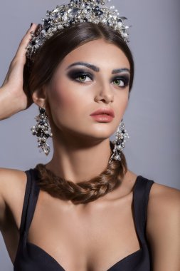 Güzel kadın takı taç