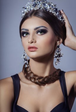 Güzel kadın takı taç