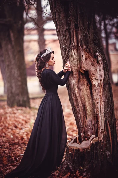 Belle femme en couronne de bijoux — Photo