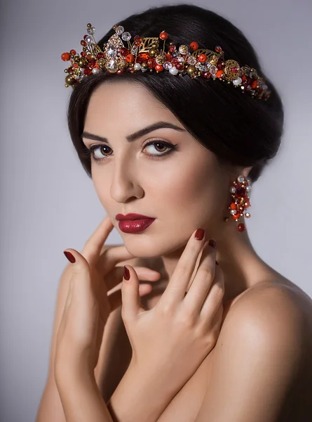 Piękna kobieta w koronie biżuteria — Zdjęcie stockowe