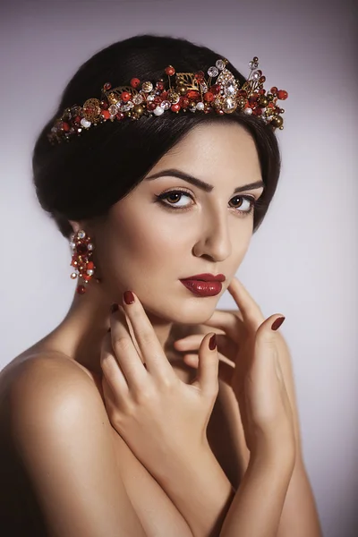 Mooie vrouw in sieraden kroon — Stockfoto