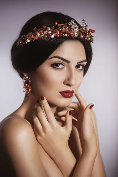 Hermosa mujer en corona de joyería — Foto de Stock