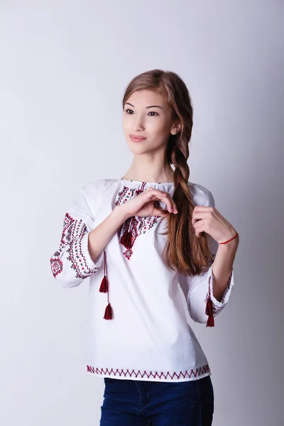 Vackra ukrainska flicka — Stockfoto