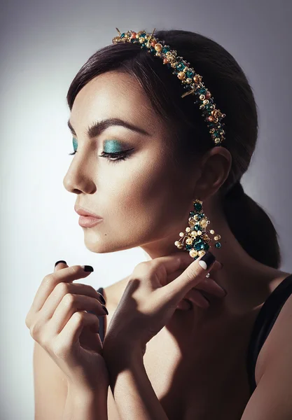 Beautiful woman in jewelry crown — Stock Photo, Image