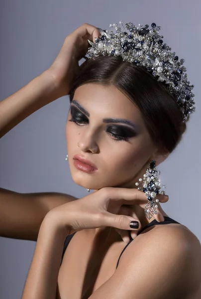 Beautiful woman in jewelry crown — Stock Photo, Image