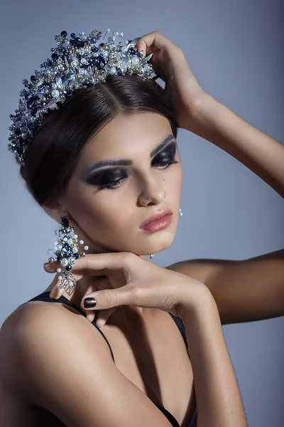 Beautiful woman in jewelry crown — Stock Photo, Image