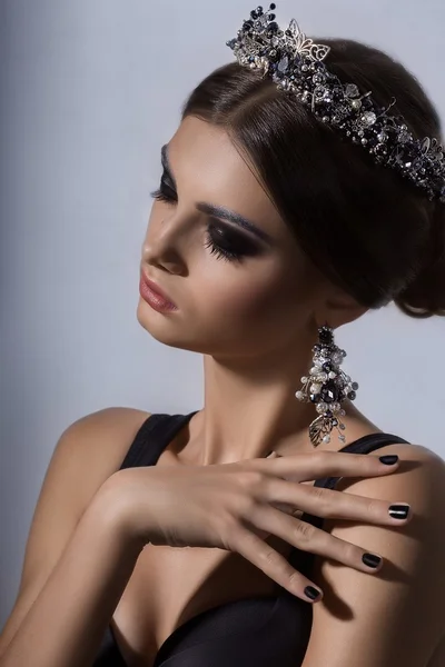 Hermosa mujer en corona de joyería — Foto de Stock