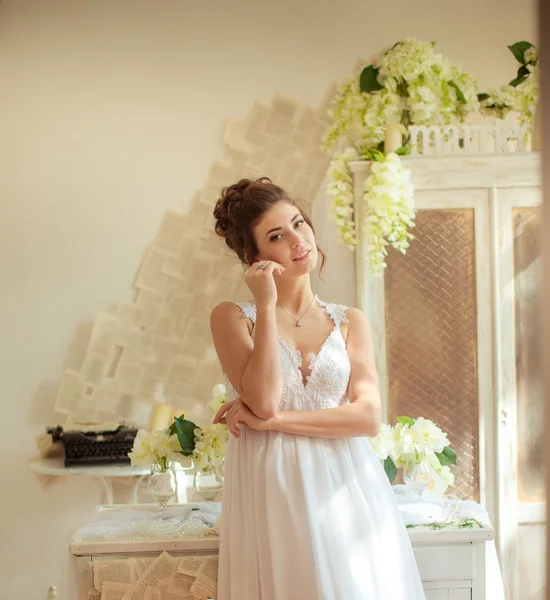 Schöne Braut am Hochzeitstag — Stockfoto