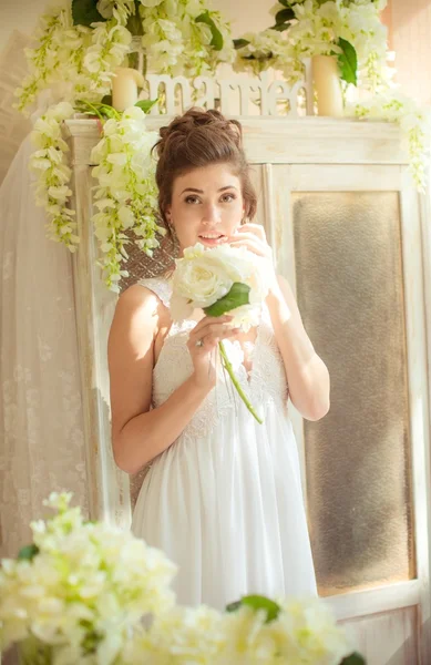 Schöne Braut am Hochzeitstag — Stockfoto