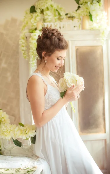 Krásná nevěsta ve svatební den — Stock fotografie