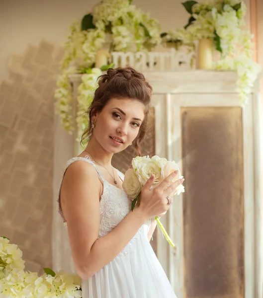 Mooie bruid op de huwelijksdag — Stockfoto