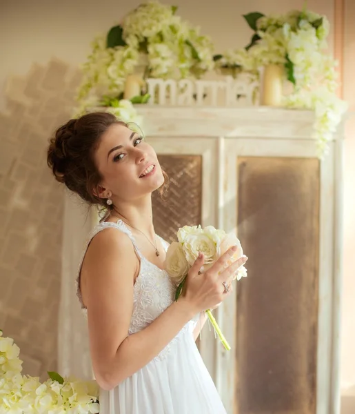 Mooie bruid op de huwelijksdag — Stockfoto