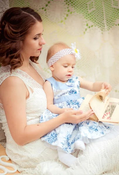 Moeder met meisje van de baby — Stockfoto