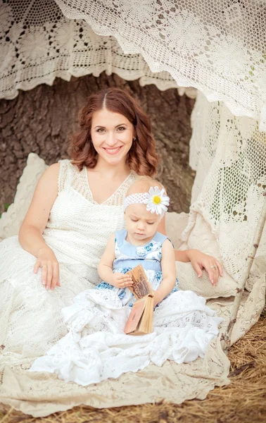 Mãe com bebê menina — Fotografia de Stock