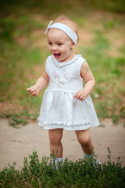 Schattige babymeisje — Stockfoto