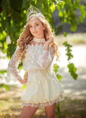 Güzel kız giyiyor taç