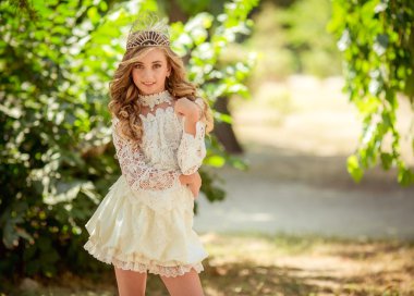 Güzel kız giyiyor taç